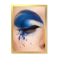 עיצוב אמנות 'עין אישה סגורה עם פנטזיה כחולה איפור' הדפס אמנות ממוסגר מודרני